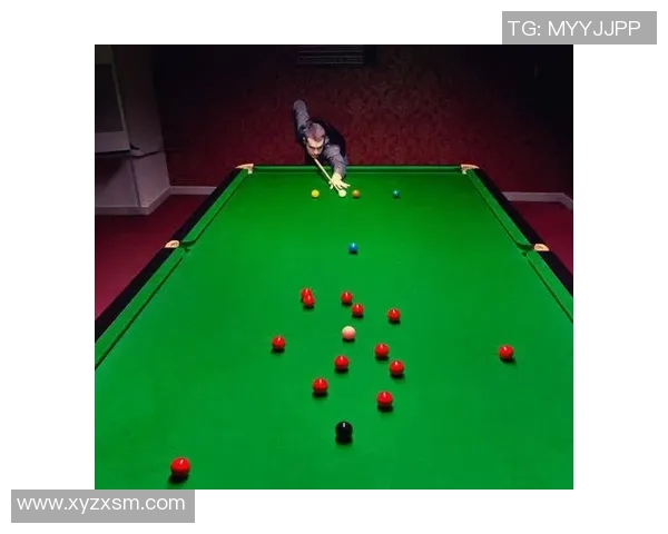 足球明星挑战台球极限 穿越球场的另类竞技之旅